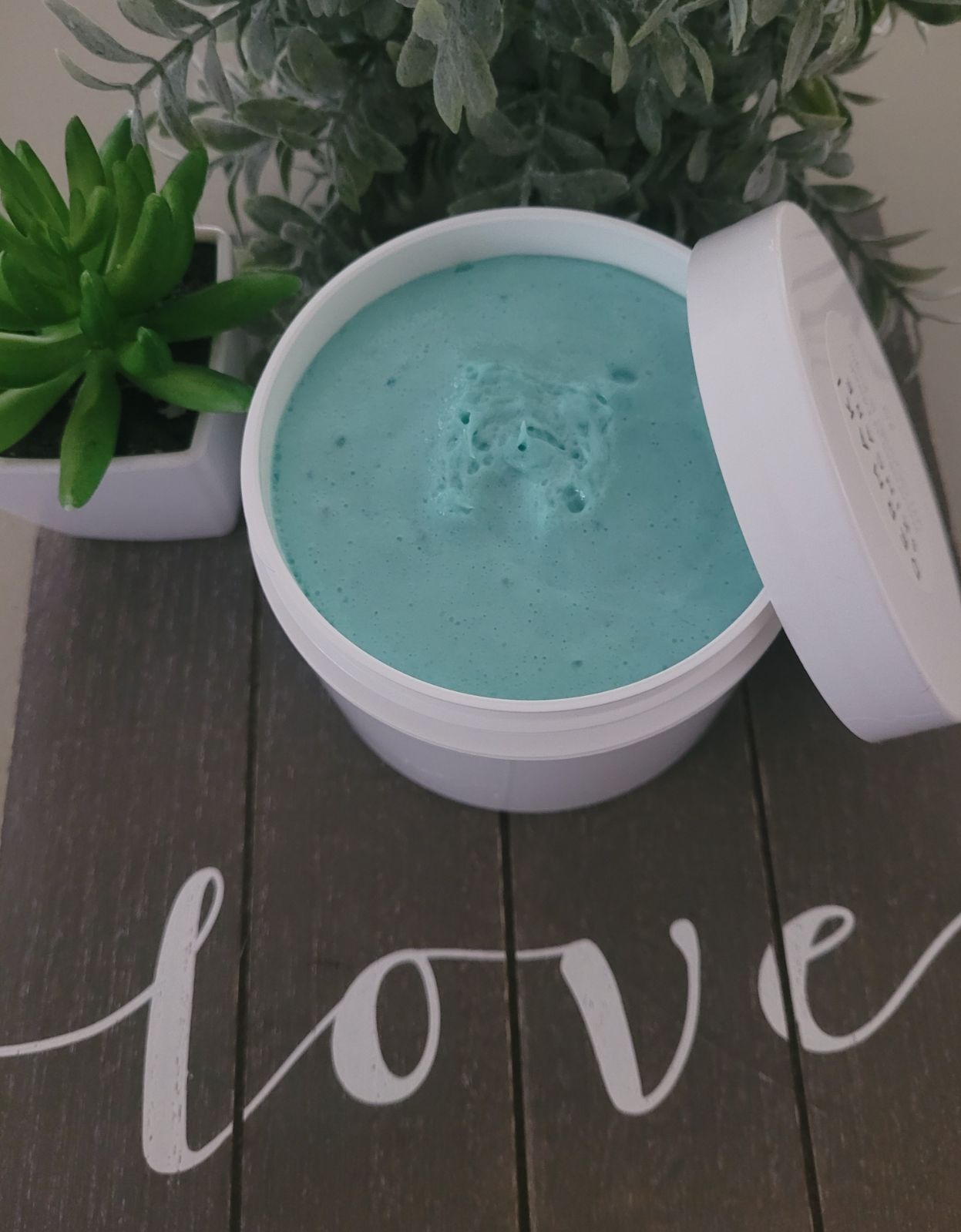 Revitalizing mask with glycolic and kojic acid for radiant skin year-round.